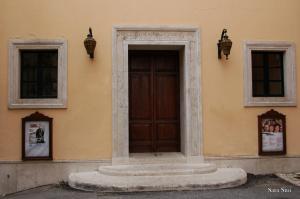 Porta del Teatro sociale di Amelia